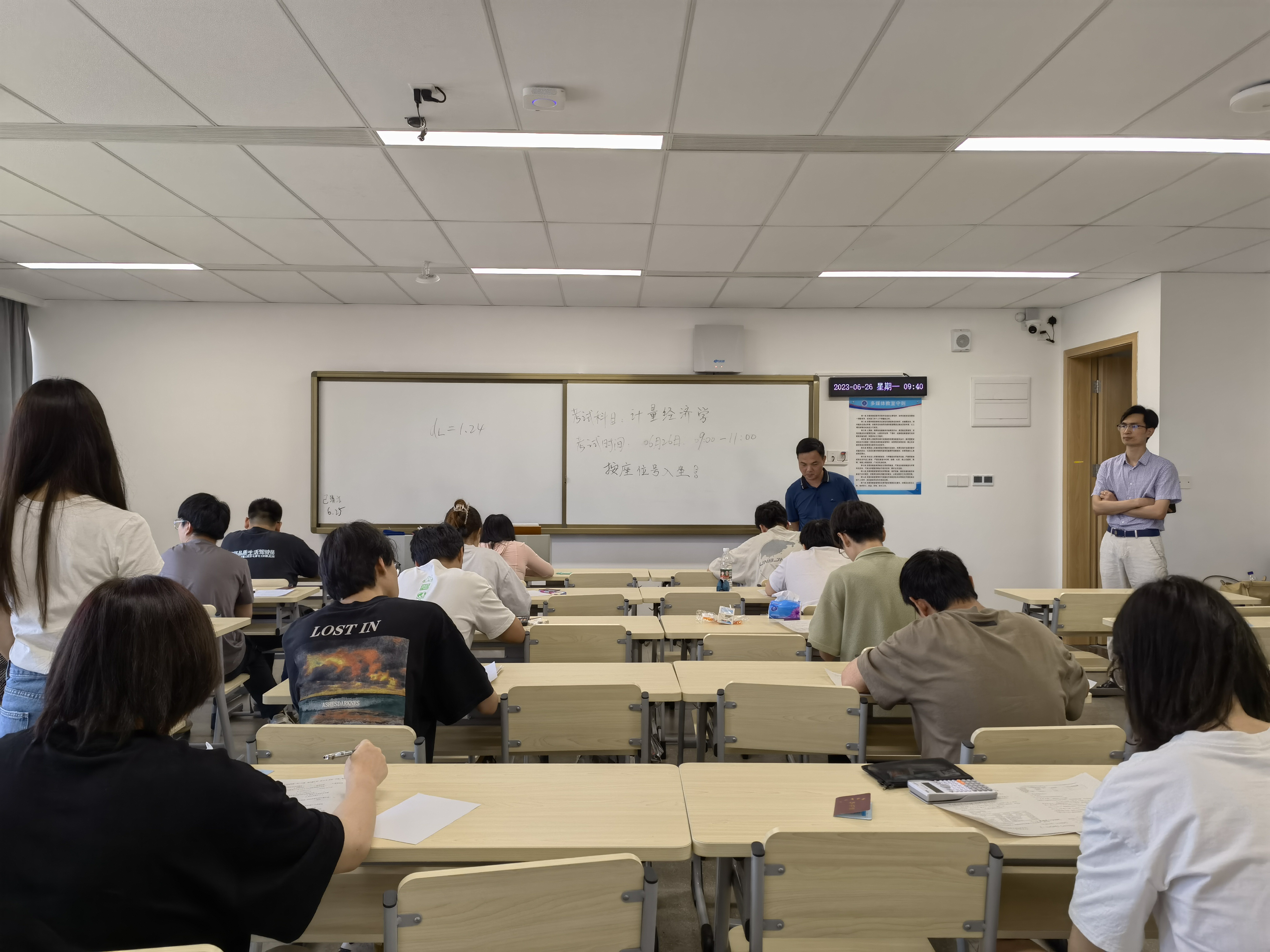 领导巡查考场.jpg