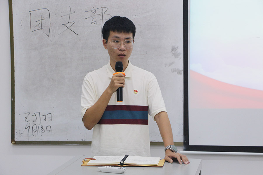 员工会指导老师张行总结发言.jpg